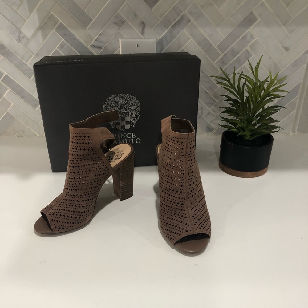 Vince Camuto heels great condition !